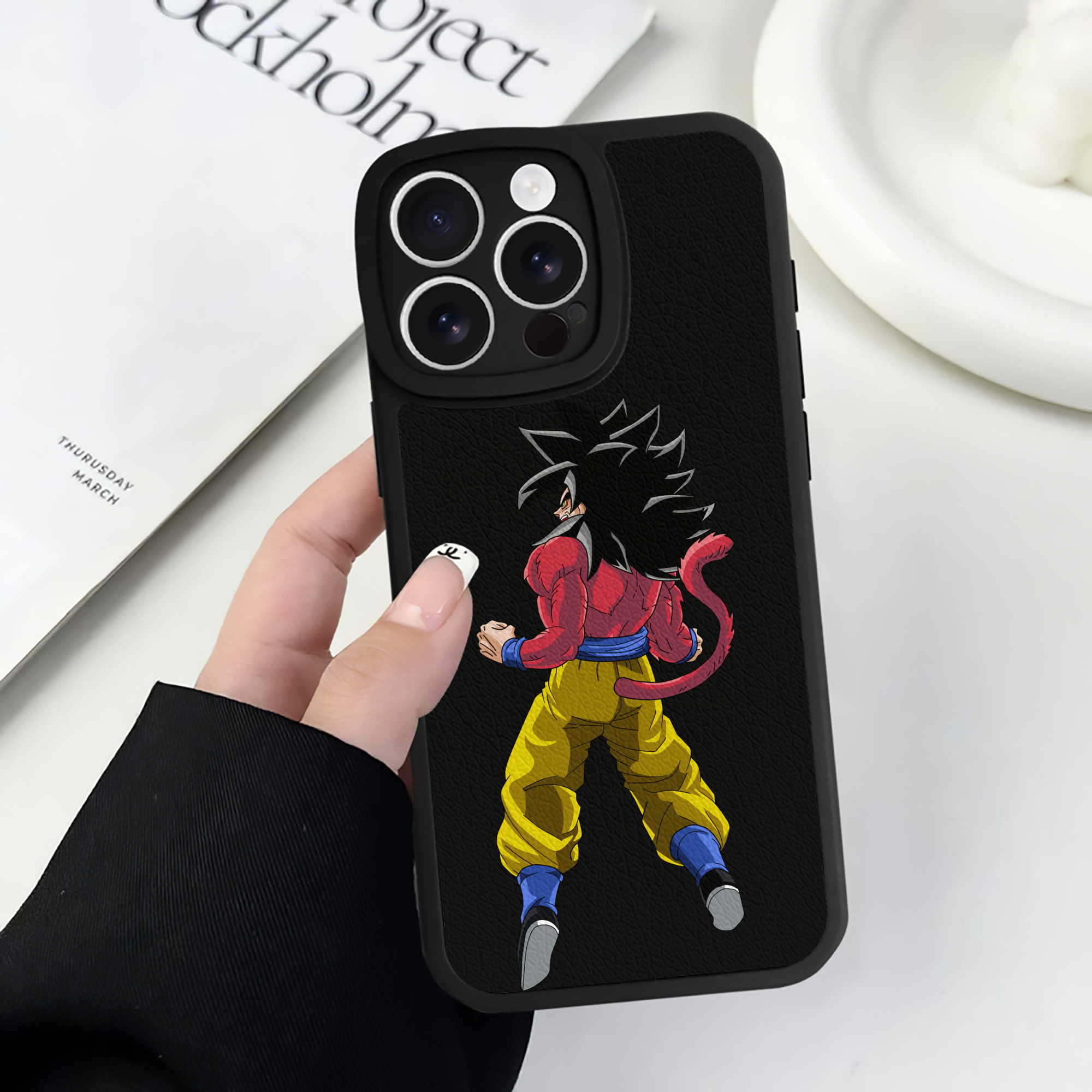 （画像用） ドラゴンボール 孫悟空（そん ごくう）Son Goku カカロット DRAGON BALL Kakarotto 【iPhone 16シリーズ対応】シリコンスマホケース（レザー調） 材質：シリコン